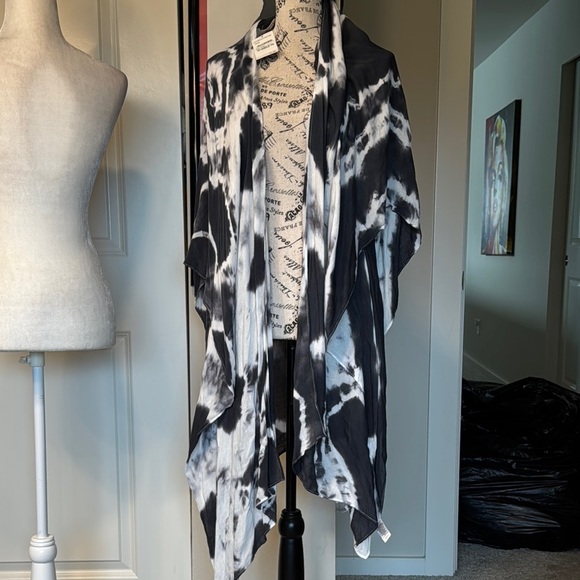 Treasure & Bond Black and White Blouse with Flowing Sleeves - Picture 1 of 6